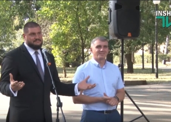 Вот стоим мы вдвоем перед “Адмиралом”. Савченко надеется, что Сенкевич тоже поможет АТОшникам – деньгами