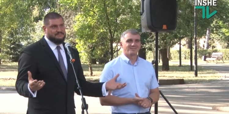 Вот стоим мы вдвоем перед “Адмиралом”. Савченко надеется, что Сенкевич тоже поможет АТОшникам – деньгами