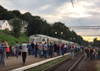 Во Львове блокировали железную дорогу – пострадали николаевские пассажиры