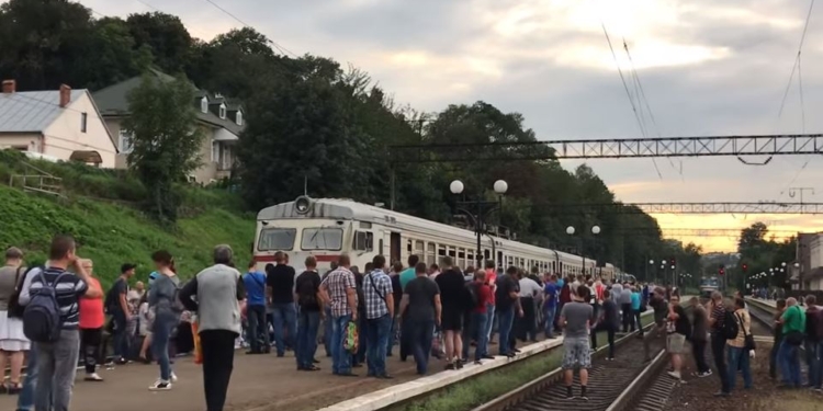 Во Львове блокировали железную дорогу – пострадали николаевские пассажиры
