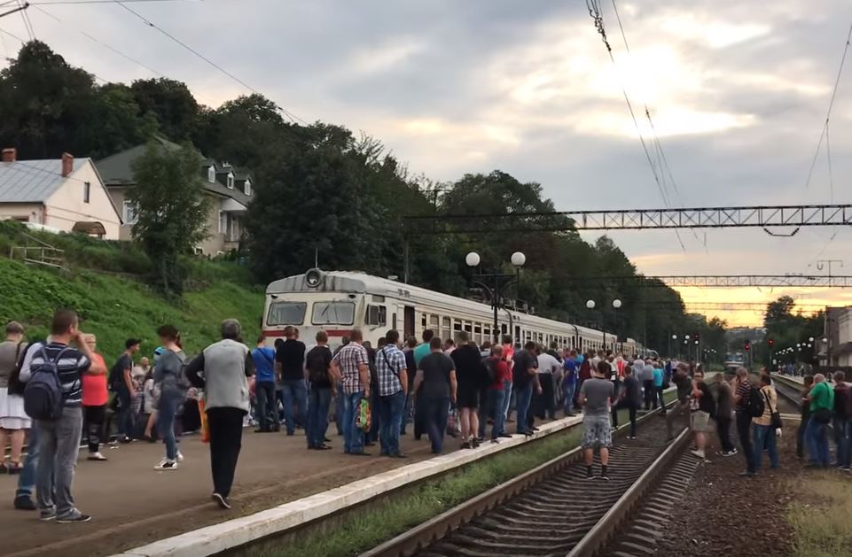 Во Львове блокировали железную дорогу - пострадали николаевские пассажиры 1