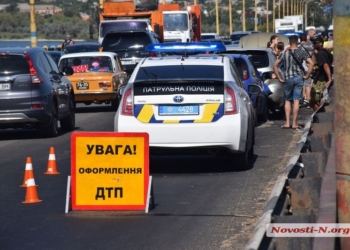 ДТП с участием пяти автомобилей парализовало движение по Варваровскому мосту в Николаеве
