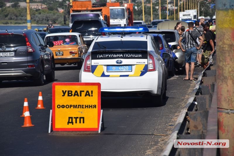 ДТП с участием пяти автомобилей парализовало движение по Варваровскому мосту в Николаеве 1