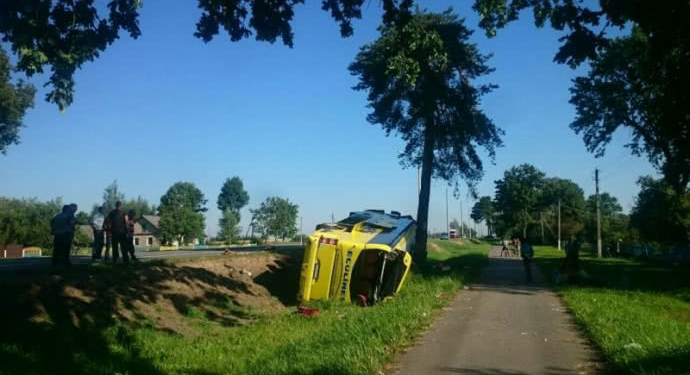 В Беларуси перевернулся автобус “Киев-Таллин” – водитель уснул за рулем