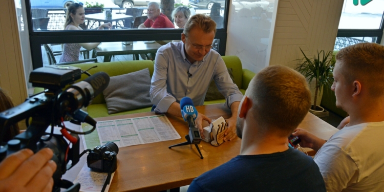 В Николаев приехал Садовой и расхвалил Сенкевича: Дороги ровнее, улицы светлее