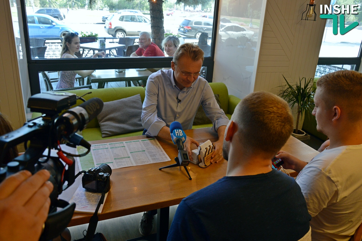 В Николаев приехал Садовой и расхвалил Сенкевича: Дороги ровнее, улицы светлее