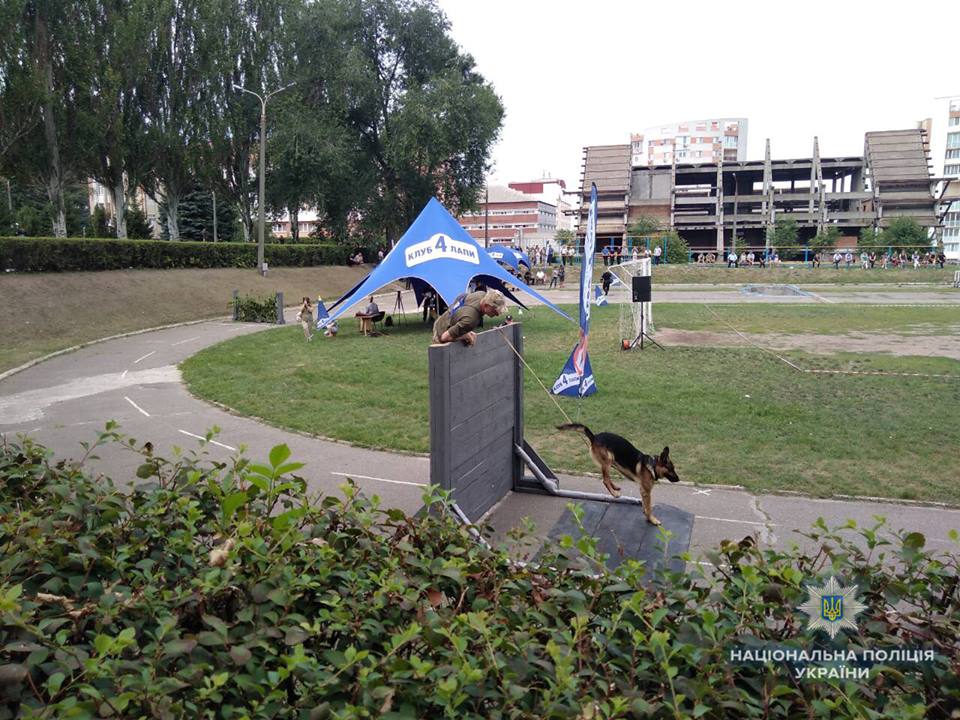 Николаевский полицейский и его пес демонстрируют свои профессиональные умения на чемпионате в Днепре 5
