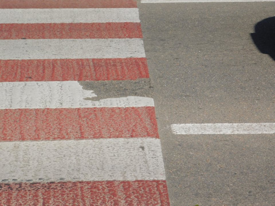 В Николаеве подрядчик за свой счет обновит нанесенную в прошлом году красно-белую пластиковую разметку на пешеходных переходах 7