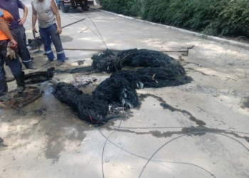 Когда такое «живет» в канализации, не удивительны порывы: «Николаевводоканал» показал, что «добыл» на месте очередного прорыва