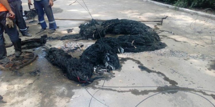 Когда такое «живет» в канализации, не удивительны порывы: «Николаевводоканал» показал, что «добыл» на месте очередного прорыва