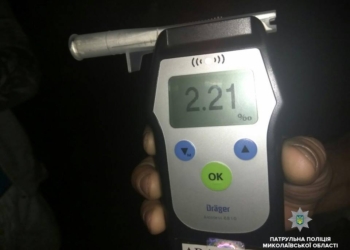 «Что, уже нельзя бутылку пива выпить?» – патрульные в Николаеве остановили нетрезвого водителя мопеда