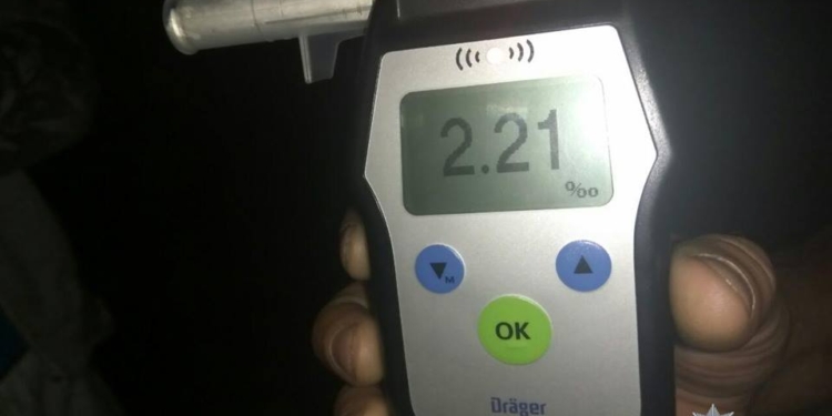 «Что, уже нельзя бутылку пива выпить?» – патрульные в Николаеве остановили нетрезвого водителя мопеда