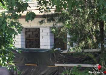 Строительство сомнительного кафе на Набережной приостановили до 27 августа – застройщик уверяет, что все по закону