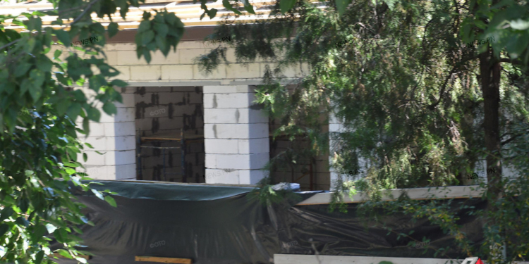 Строительство сомнительного кафе на Набережной приостановили до 27 августа – застройщик уверяет, что все по закону