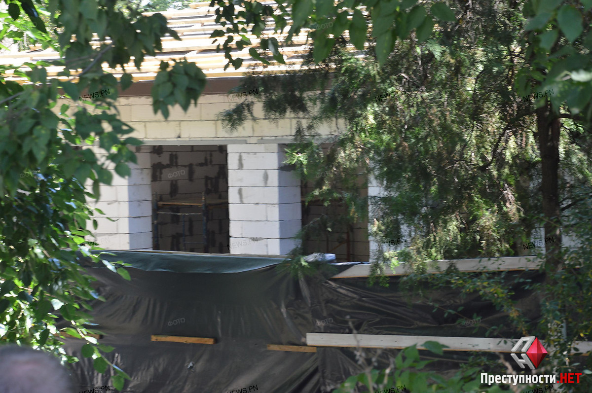 Строительство сомнительного кафе на Набережной приостановили до 27 августа – застройщик уверяет, что все по закону