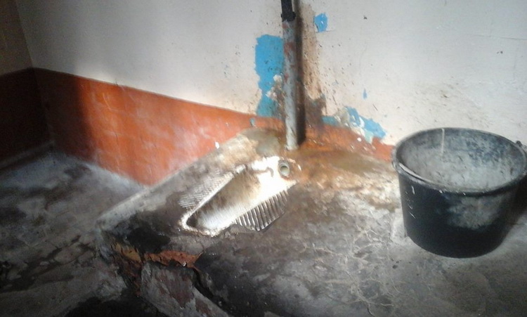 Жительница Корабельного района пожаловалась на уличный туалет в больнице – без двери, раковины и света 3