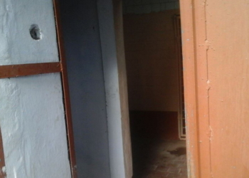 Жительница Корабельного района пожаловалась на уличный туалет в больнице – без двери, раковины и света