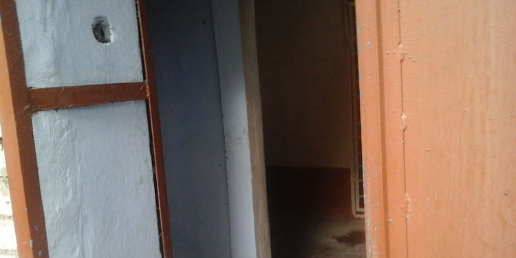 Жительница Корабельного района пожаловалась на уличный туалет в больнице – без двери, раковины и света