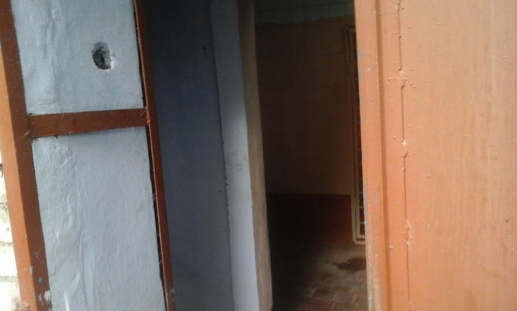 Жительница Корабельного района пожаловалась на уличный туалет в больнице – без двери, раковины и света 1