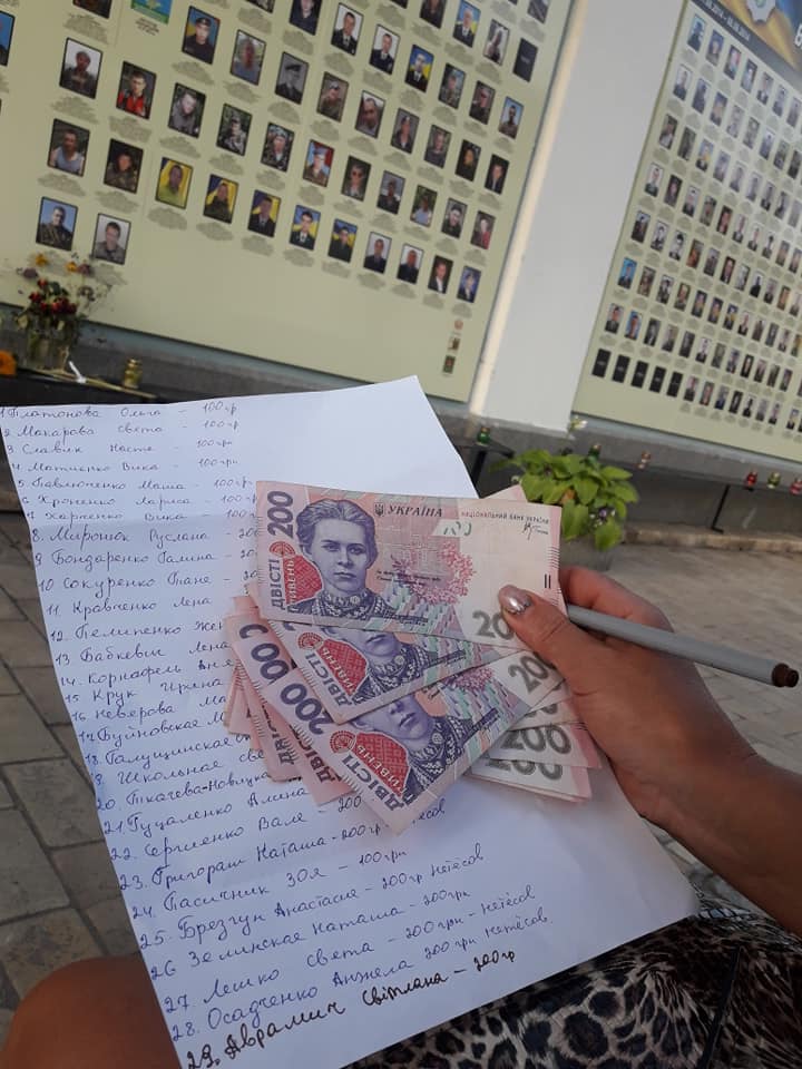 Матери погибших николаевских десантников собрали деньги на установку в Киеве интерактивного терминала 11