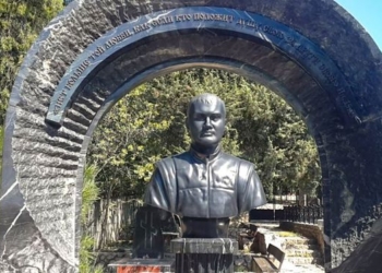На кладбище Севастополя обнаружили бюст Януковича-младшего