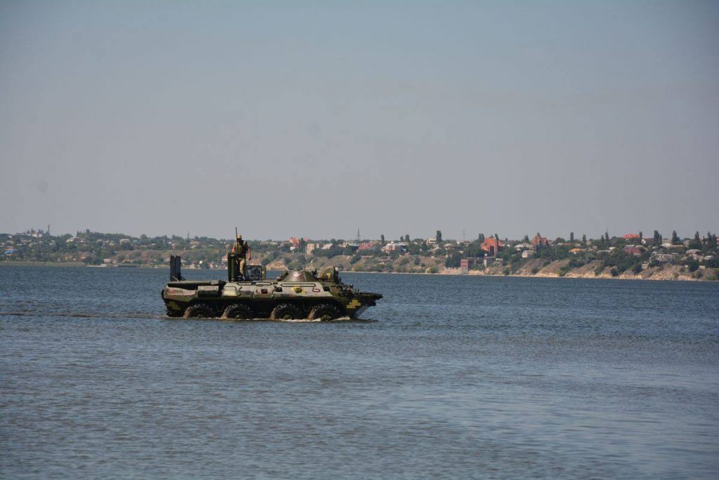 Николаевские десантники отточили навыки по преодолению водных преград на бронетранспортерах 4