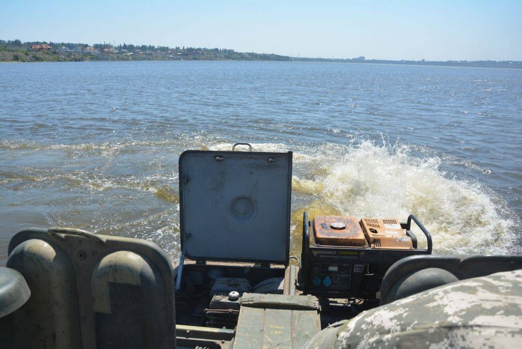 Николаевские десантники отточили навыки по преодолению водных преград на бронетранспортерах 6