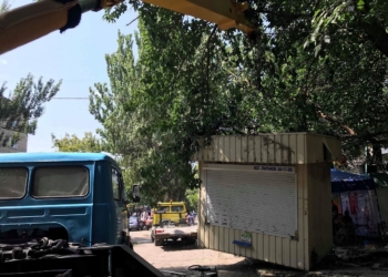 В Николаеве на углу проспекта Богоявленского и улицы Южной убрали несколько нелегальных МАФов