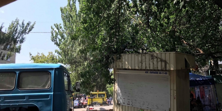 В Николаеве на углу проспекта Богоявленского и улицы Южной убрали несколько нелегальных МАФов