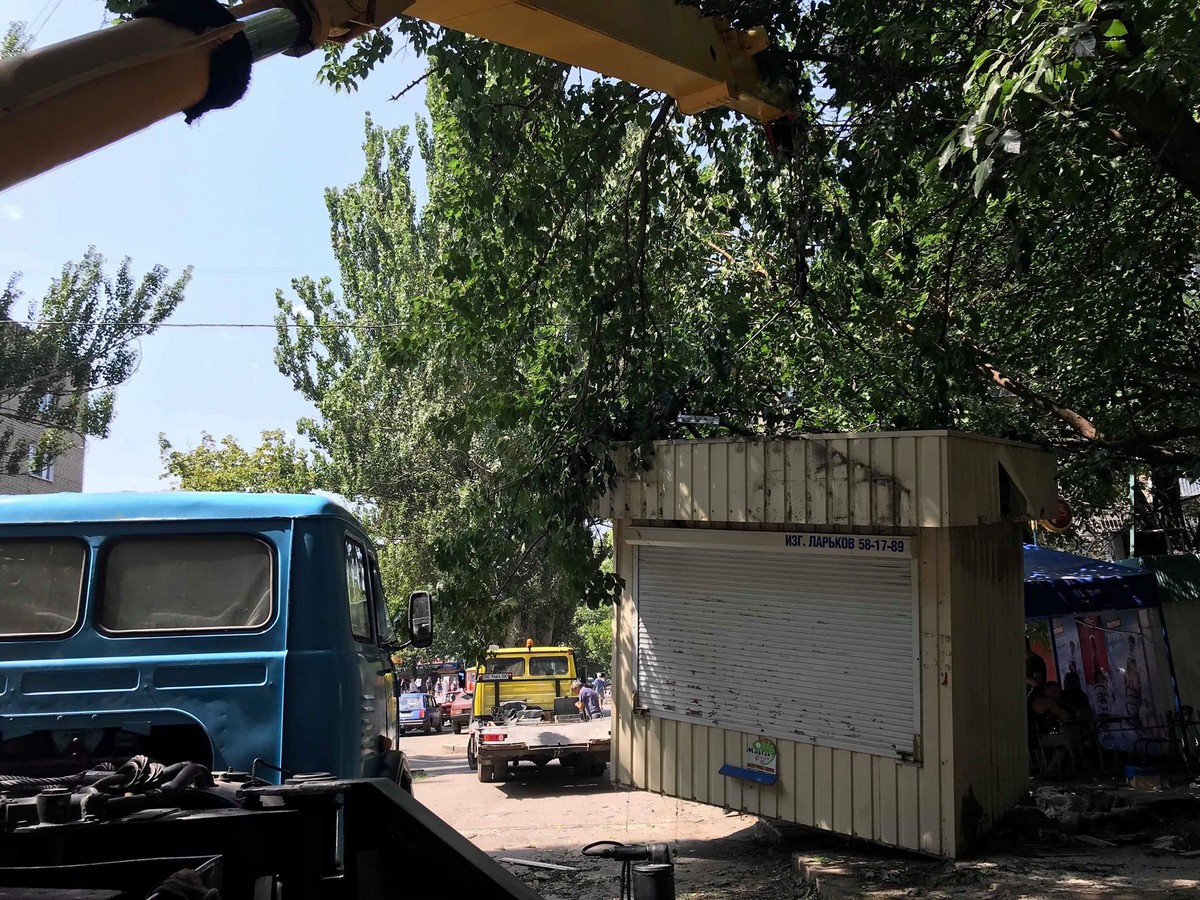 В Николаеве на углу проспекта Богоявленского и улицы Южной убрали несколько нелегальных МАФов