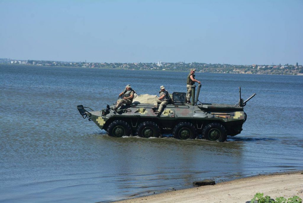 Николаевские десантники отточили навыки по преодолению водных преград на бронетранспортерах 14