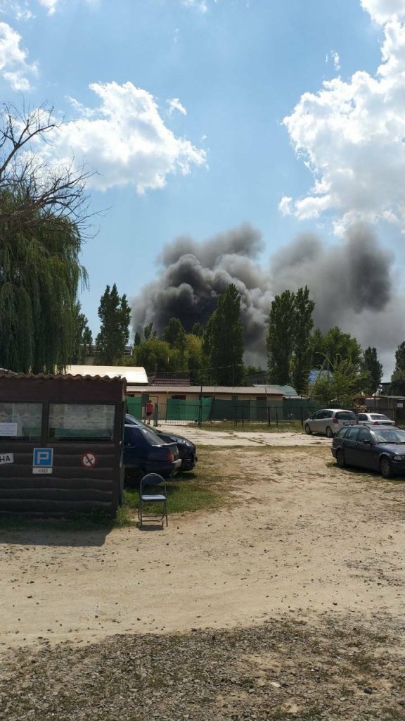 Пожар в Коблево: горят торговые ряды, пострадала женщина 11