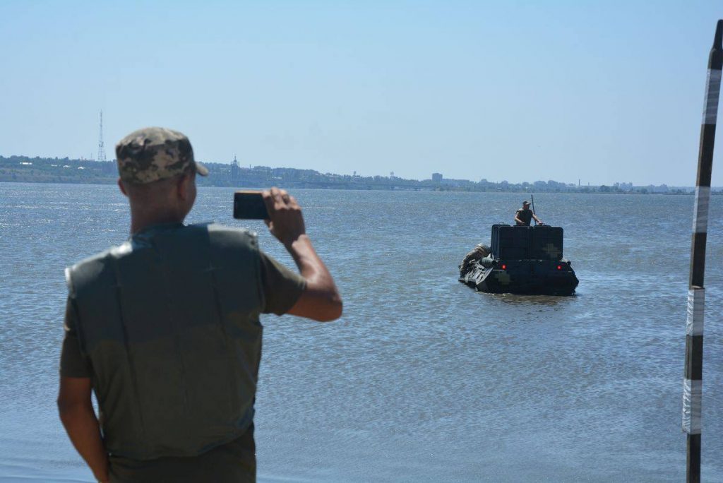 Николаевские десантники отточили навыки по преодолению водных преград на бронетранспортерах 16