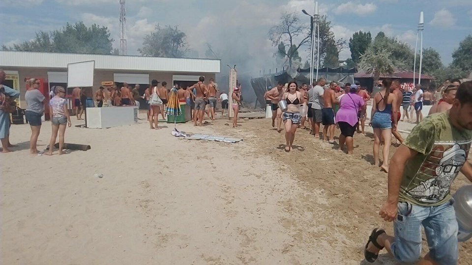 Пожар в Коблево: горят торговые ряды, пострадала женщина 7