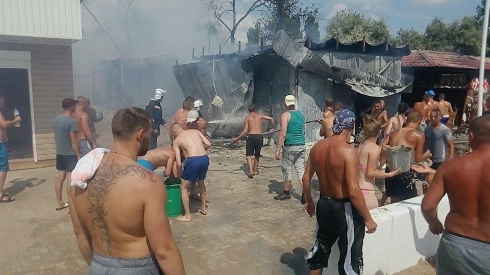 Пожар в Коблево: горят торговые ряды, пострадала женщина 5