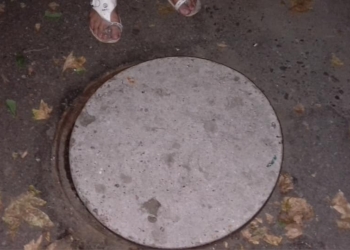 Доколе? Мужчина провалился в люк в самом центре Николаева