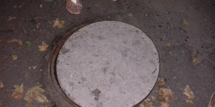 Доколе? Мужчина провалился в люк в самом центре Николаева