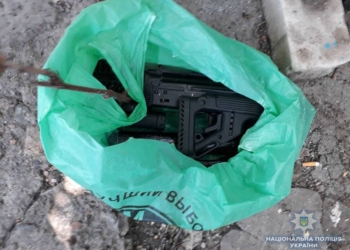 На Николаевщине мужчина обстрелял из автомата соседские заборы. Зачем – сказать не может, слишком пьян