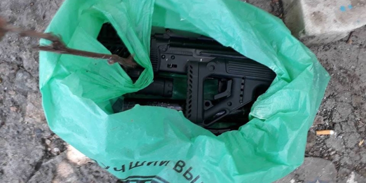 На Николаевщине мужчина обстрелял из автомата соседские заборы. Зачем – сказать не может, слишком пьян