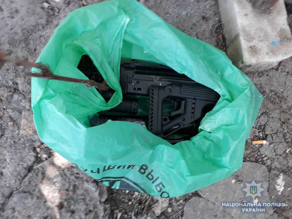 На Николаевщине мужчина обстрелял из автомата соседские заборы. Зачем - сказать не может, слишком пьян 1