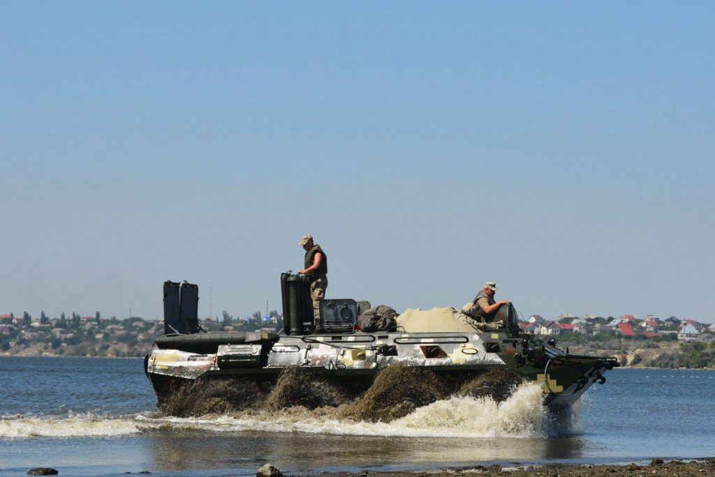 Николаевские десантники отточили навыки по преодолению водных преград на бронетранспортерах 18