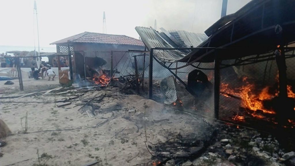 Пожар в Коблево: горят торговые ряды, пострадала женщина 13