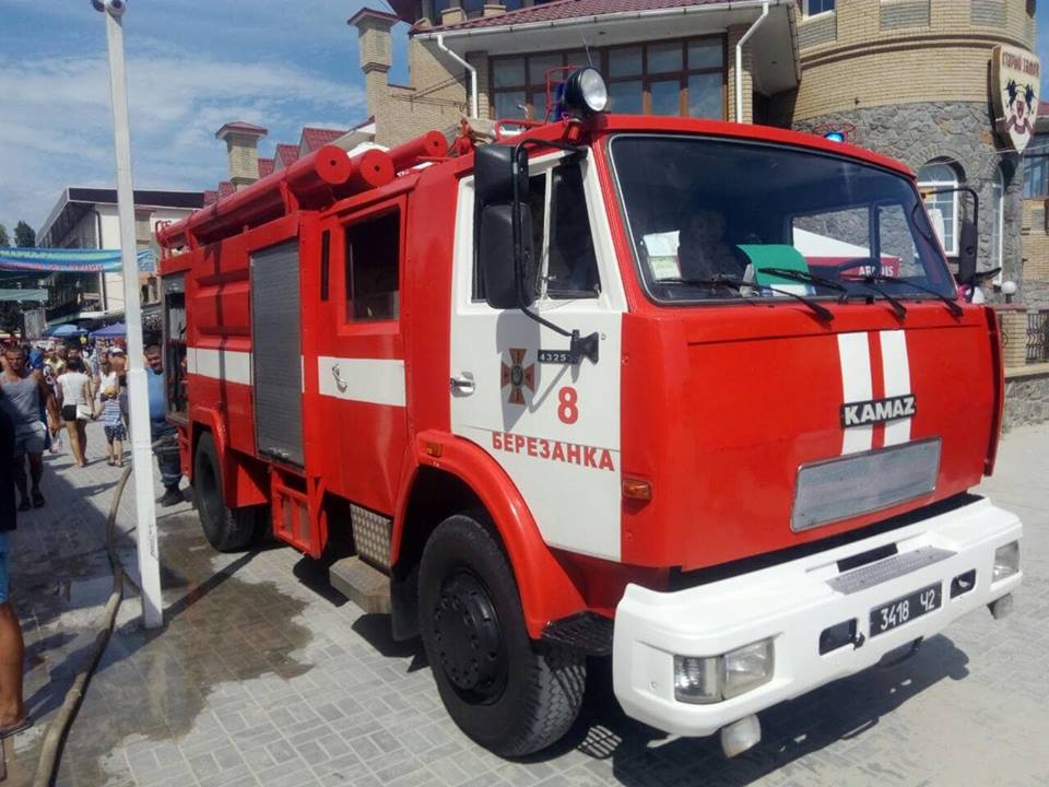 Пожар в Коблево: горят торговые ряды, пострадала женщина 1