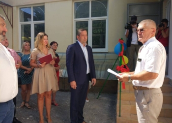 «Мэр» Ялты покрасовался на открытии пункта скорой помощи. После «представления» пункт закрыли