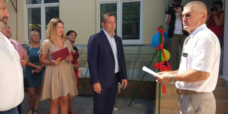 «Мэр» Ялты покрасовался на открытии пункта скорой помощи. После «представления» пункт закрыли