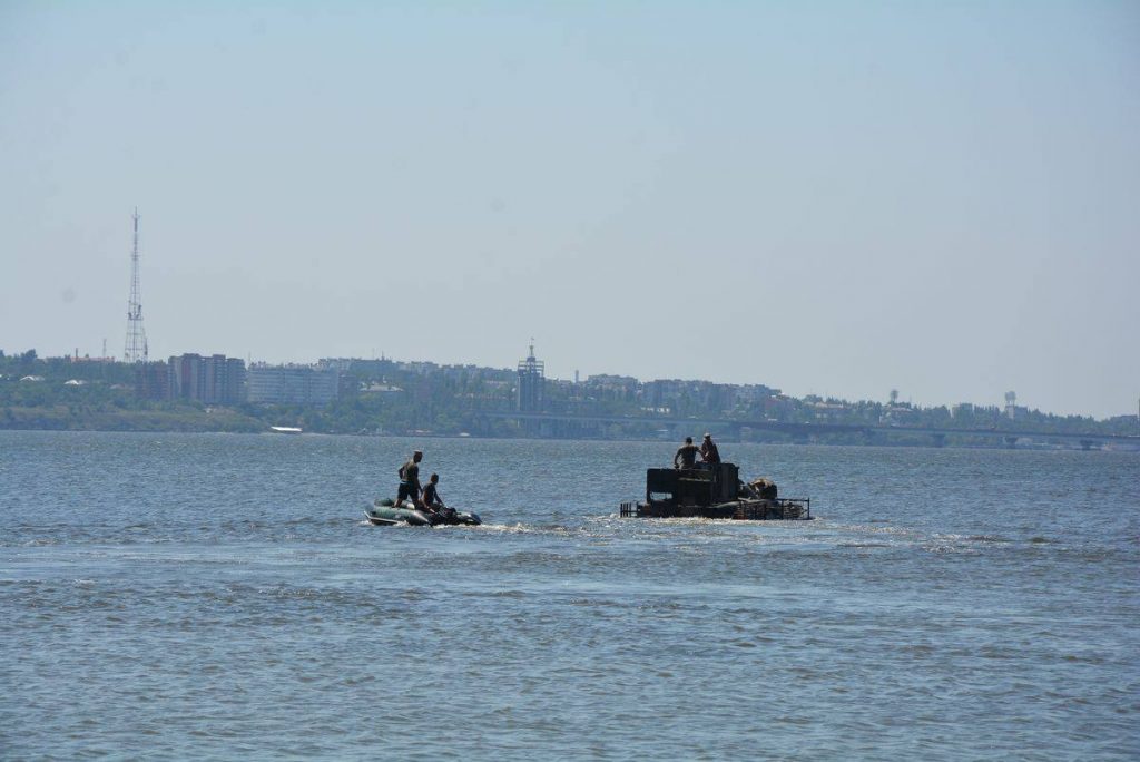 Николаевские десантники отточили навыки по преодолению водных преград на бронетранспортерах 20