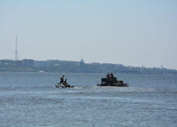 Николаевские десантники отточили навыки по преодолению водных преград на бронетранспортерах