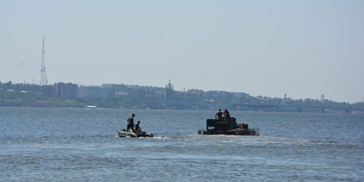 Николаевские десантники отточили навыки по преодолению водных преград на бронетранспортерах