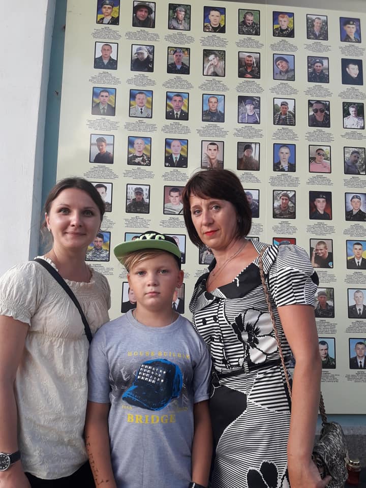 Матери погибших николаевских десантников собрали деньги на установку в Киеве интерактивного терминала 5