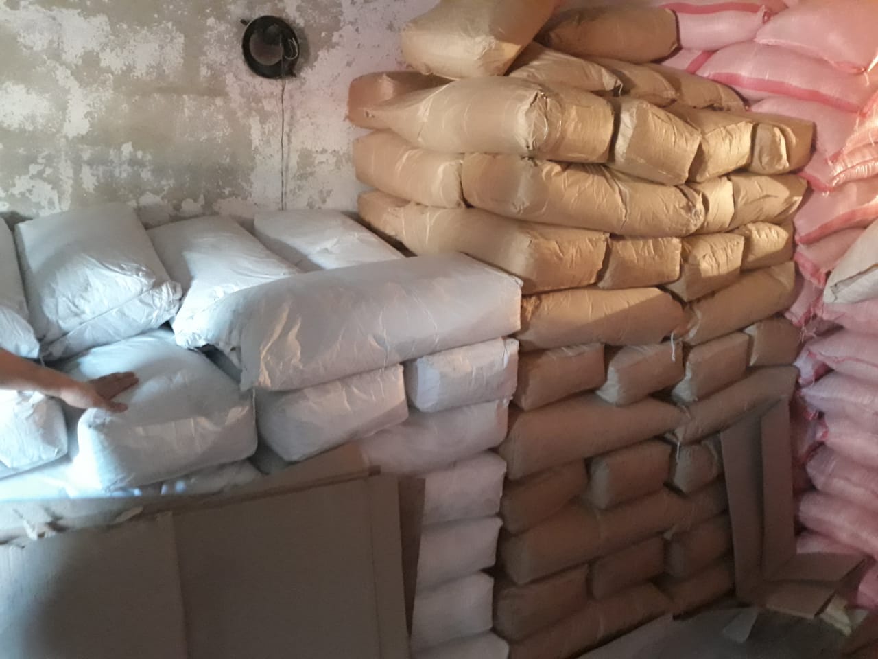 Крупный улов. У наркомафии конфисковали 300 тонн мака. Задержаны полицейские